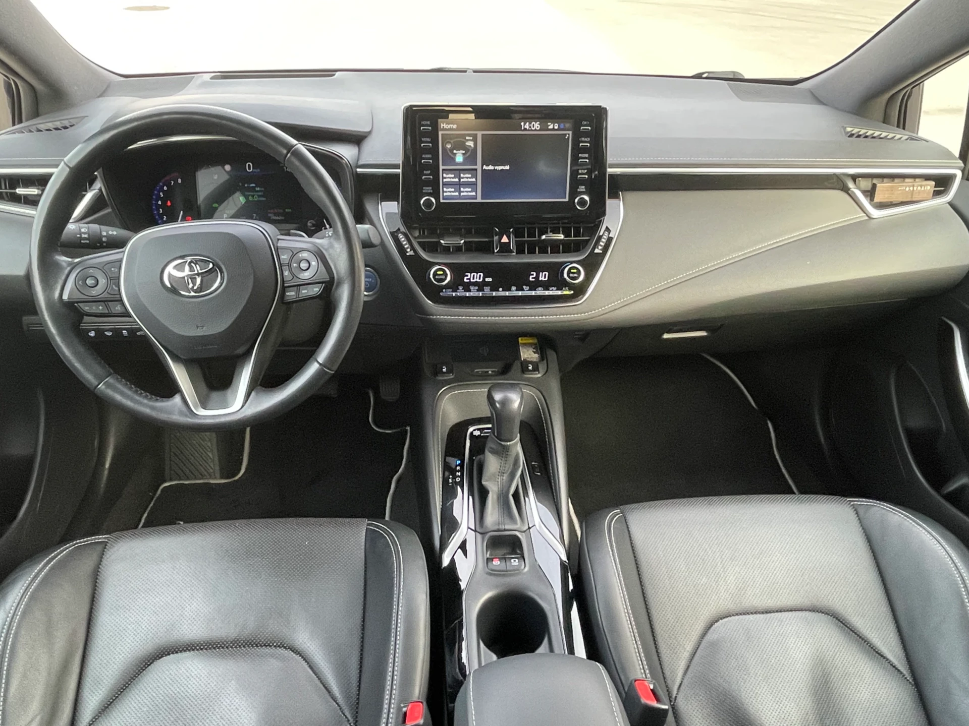 прокат Toyota Corolla Combi Touring Sport 1.8 Hybrid фото 7
